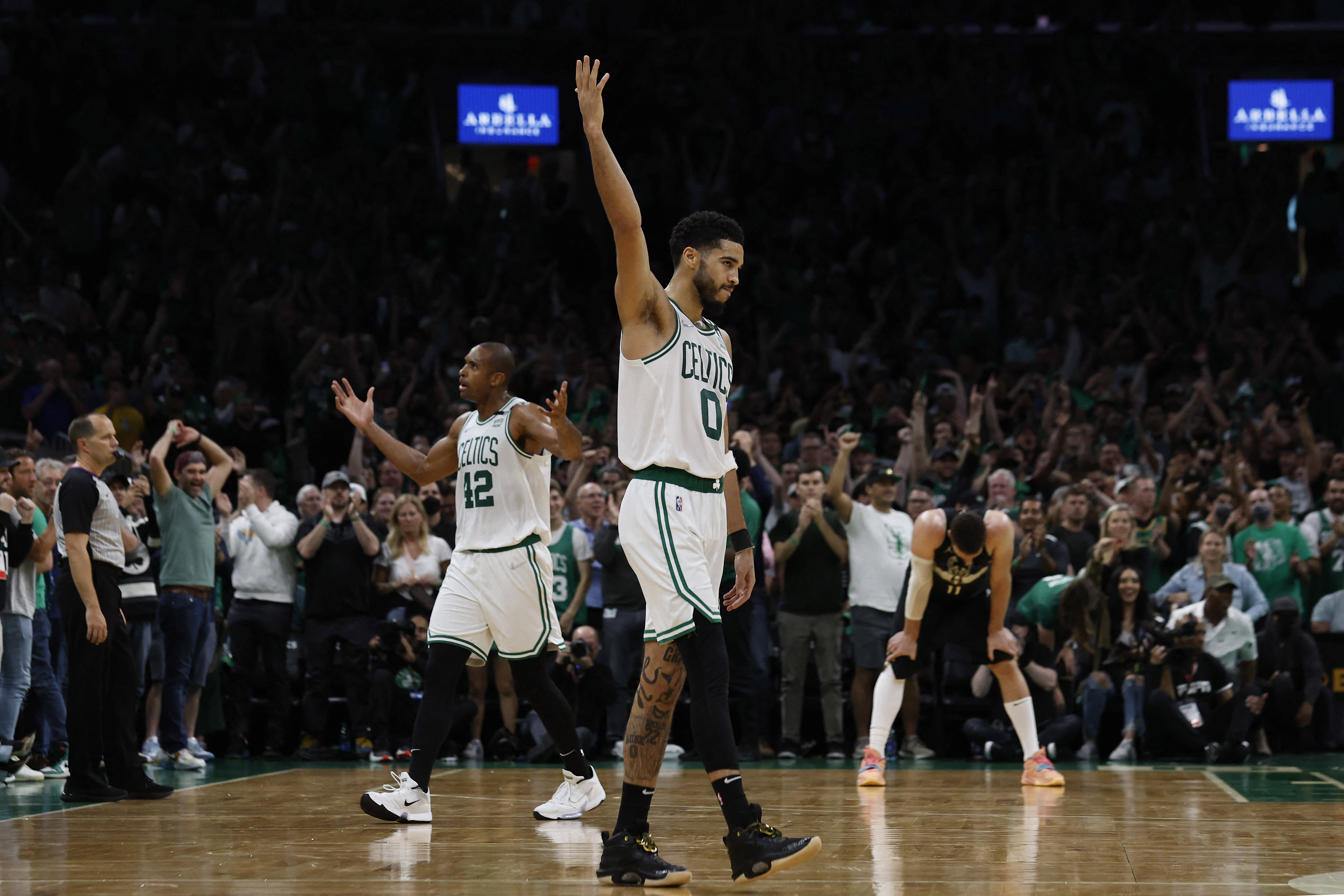 体育游戏密尔沃基雄鹿内部会议纪要流出——今夜官宣签约，NBA季后赛使命明确，年轻球员得到机会的简单介绍